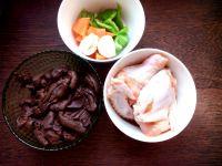 红蘑鸡翅的做法步骤1