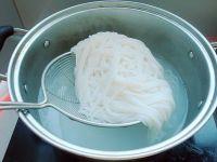 虾酱辣味米线的做法步骤1