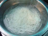 虾酱辣味米线的做法步骤2