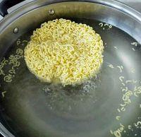 辣炒鲜虾鱼板面#小虾创意料理#的做法步骤4