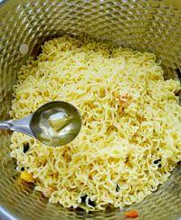 辣炒鲜虾鱼板面#小虾创意料理#的做法步骤5