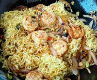 辣炒鲜虾鱼板面#小虾创意料理#的做法步骤8