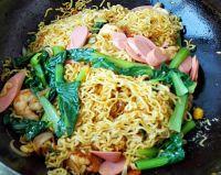 辣炒鲜虾鱼板面#小虾创意料理#的做法步骤9