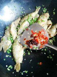 香辣小鲫鱼的做法步骤6