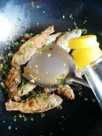 香辣小鲫鱼的做法步骤8