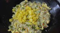 菠萝鲜虾炒饭的做法步骤11