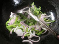 尖椒洋葱炒牛肚的做法步骤3