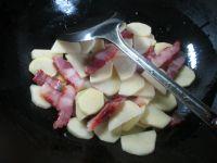 尖椒腊肉炒土豆的做法步骤2