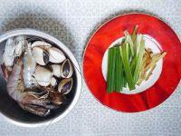 蛤蜊鲜虾面#小虾创意料理#的做法步骤2