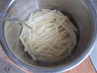 咸鸭蛋炒土豆的做法步骤3