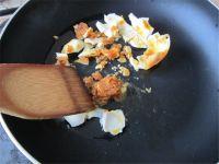 咸鸭蛋炒土豆的做法步骤6