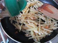 咸鸭蛋炒土豆的做法步骤8