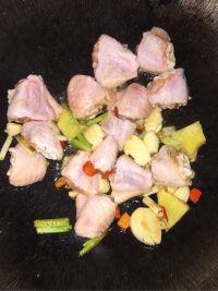 土豆焖鸡翅的做法步骤2