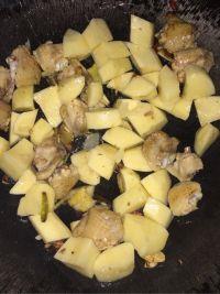 土豆焖鸡翅的做法步骤3