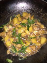 土豆焖鸡翅的做法步骤5