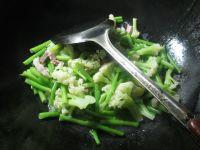 咸肉空心菜梗炒花菜的做法步骤4