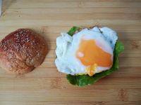 番茄煎蛋芝士汉堡的做法步骤6