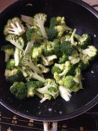 西兰花炒火腿的做法步骤6