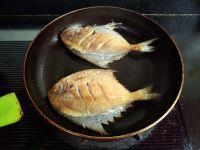 盐煎鲳鱼的做法步骤5