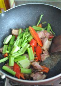 西芹炒腊肉的做法步骤5