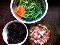 蒜苔木耳炒肉的做法步骤1