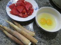 鸡蛋番茄鞭笋汤的做法步骤1