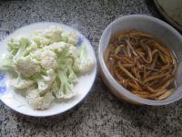 黄花菜炒花菜的做法步骤1