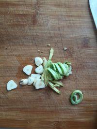 五花肉炖油豆角的做法步骤1