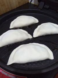 韭菜鸡蛋扇贝丁馅饼的做法步骤10