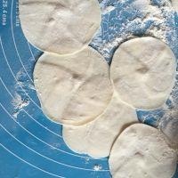 韭菜盒子的做法步骤8