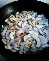 肉片炒口蘑的做法步骤5