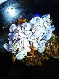 肉片炒口蘑的做法步骤10