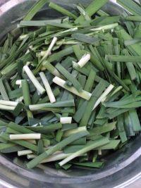 墨鱼炒韭菜的做法步骤2