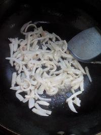 墨鱼炒韭菜的做法步骤3