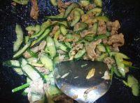 青瓜炒牛肉的做法步骤4