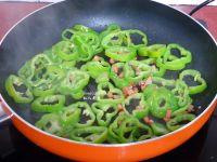 火腿青椒煎蛋的做法步骤5