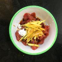 牛肉胡萝卜炒快餐面#小虾创意料理#的做法步骤3