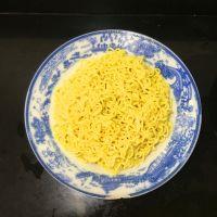 牛肉胡萝卜炒快餐面#小虾创意料理#的做法步骤4