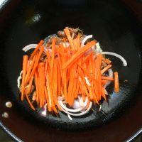 牛肉胡萝卜炒快餐面#小虾创意料理#的做法步骤7