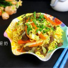 牛肉胡萝卜炒快餐面#小虾创意料理#