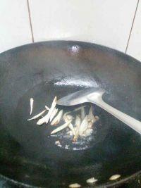 青红椒炒肥肠的做法步骤3