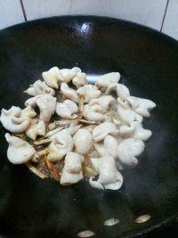 青红椒炒肥肠的做法步骤5