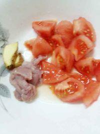 平菇番茄肉丝汤的做法步骤1