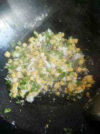 青椒玉米蛋炒饭的做法步骤3