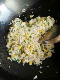 青椒玉米蛋炒饭的做法步骤4
