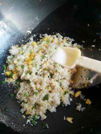 青椒玉米蛋炒饭的做法步骤5