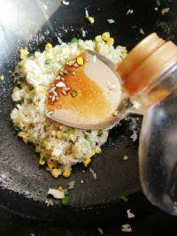 青椒玉米蛋炒饭的做法步骤6