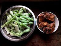 排骨炖豆角的做法步骤1