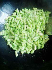 梅干菜肉末炒豆角的做法步骤3