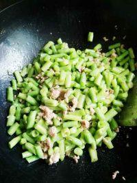 梅干菜肉末炒豆角的做法步骤4